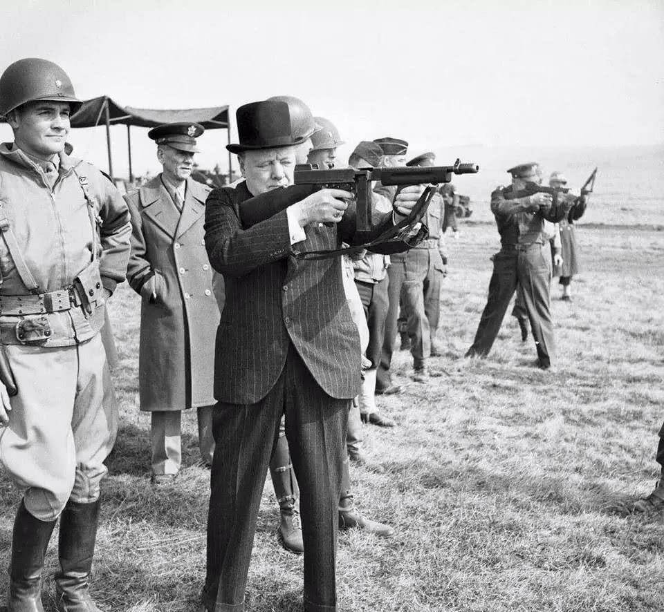 二战美军汤普森冲锋枪:弹容量50发,横行战场的输出机器_汤姆森冲锋枪