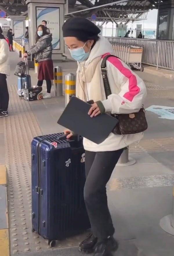 童星张子枫独自回老家过年,行李箱足有半人高!