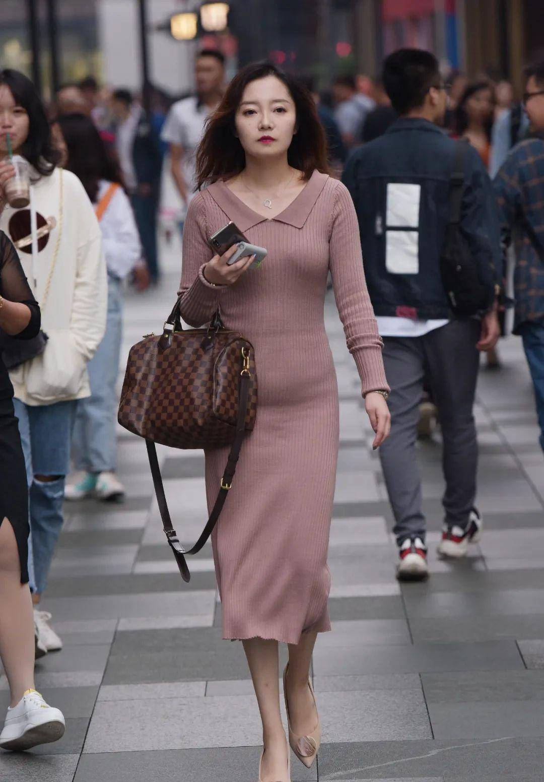 街拍:紧身包臀裙的小姐姐,长腿翘臀很是迷人_美女_感觉_镂空