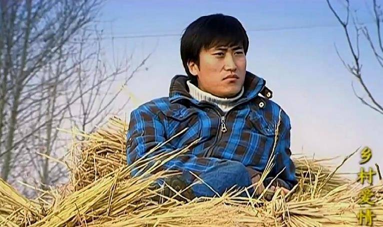 通过官方公开的开机现场图我们发现,"刘能"王小利,"谢广坤"唐鉴军,"王