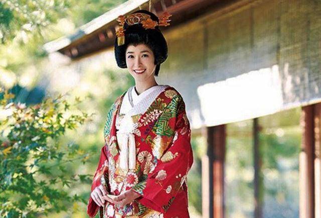 驹子和叶子,就如同"灵与肉"的象征,一个现实,一个虚幻,一个热烈似火