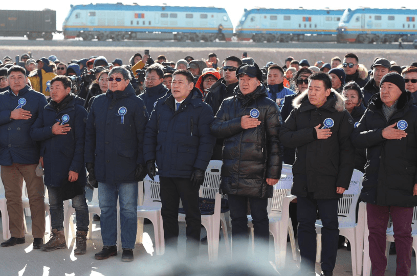 俄罗斯帮不了，西方有点酸，蒙古到中国的新铁路通车意义非凡