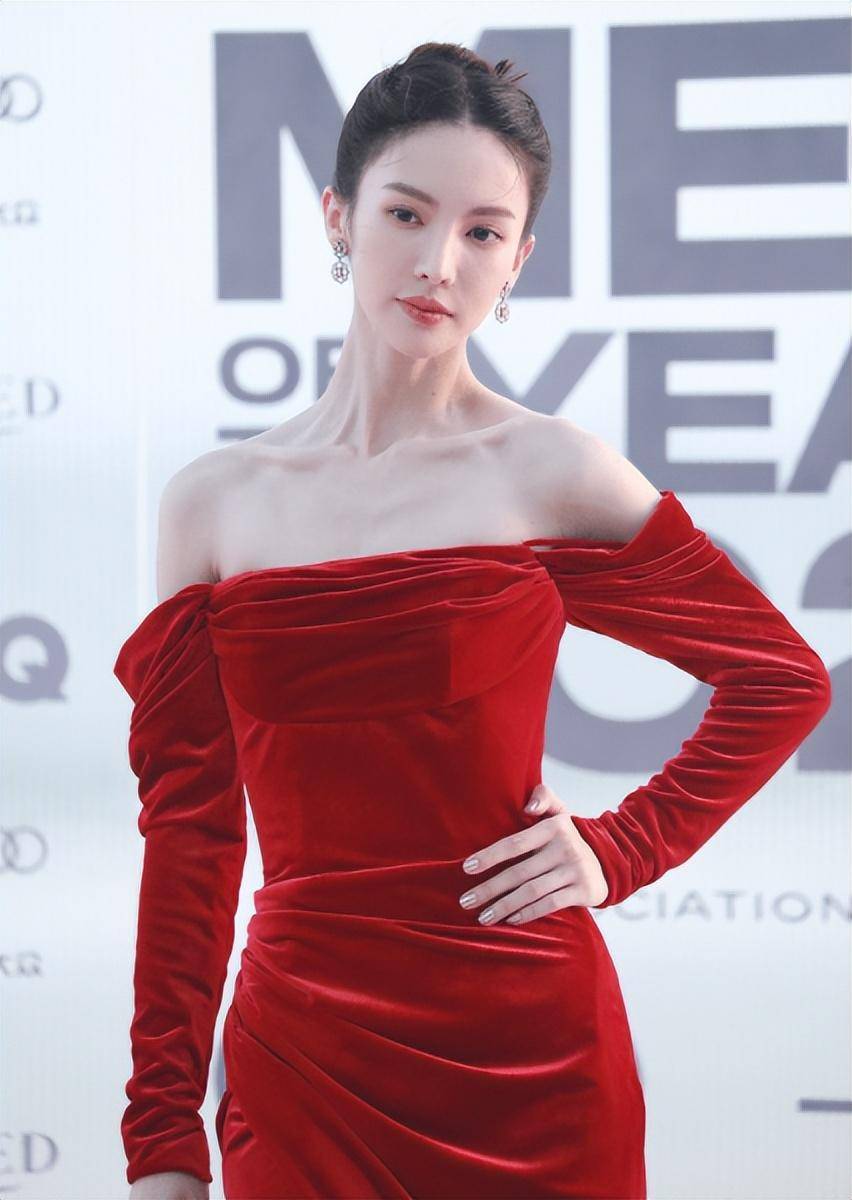 有一种"尴尬",叫金晨玩性感,明明条件有限,却非要露点什么_造型_身材