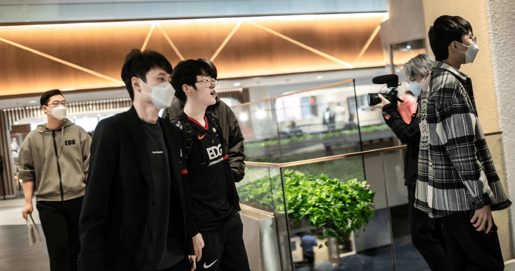 争夺本届世界赛最后一张四强门票,曾经并肩战斗的lol老将deft,meiko在