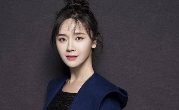 长相很有辨识度的梅琼,虽然毕业于音乐学院,却把重