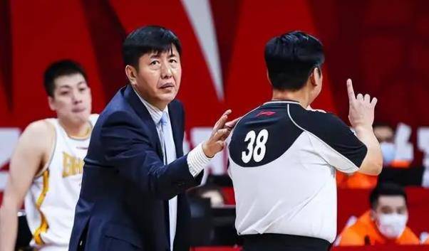 他14岁进入前卫队,曾获得亚洲男篮锦赛冠军,如今是出色篮球教练_丁伟