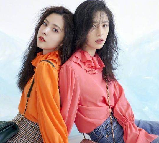 宋妍霏周雨彤合体拍杂志,姐妹情深,穿衣风格相似_气质_条纹_红色