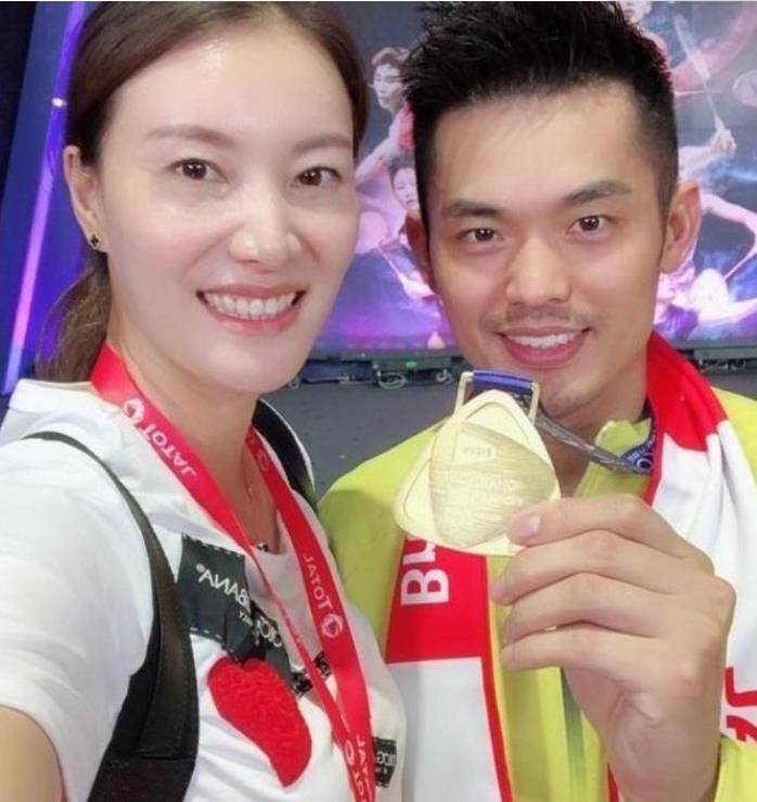 46岁貌美如花,与国外老公分居9年,独自带娃_李昂_羽毛球_教练