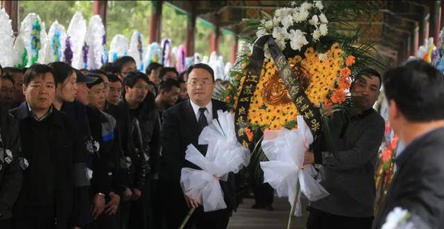 华西村书记吴仁宝:去世前3天还在念叨要开会,葬礼万人赶来吊唁_村民