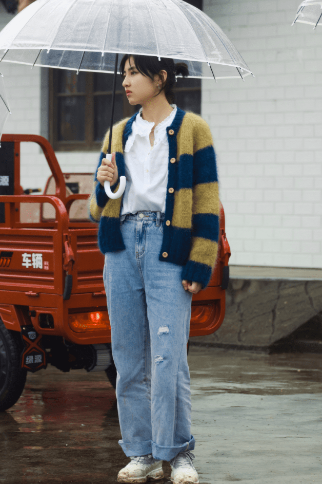 张子枫停车场大片,紫色小香风配针织短装,氛围感显高级_look_时尚