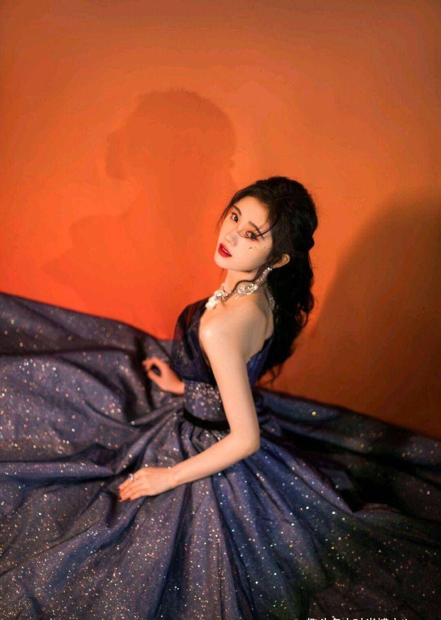 鞠婧祎身穿亮片高级礼服,美得很惊艳,在灯光照耀下,璀璨又耀眼_连衣裙
