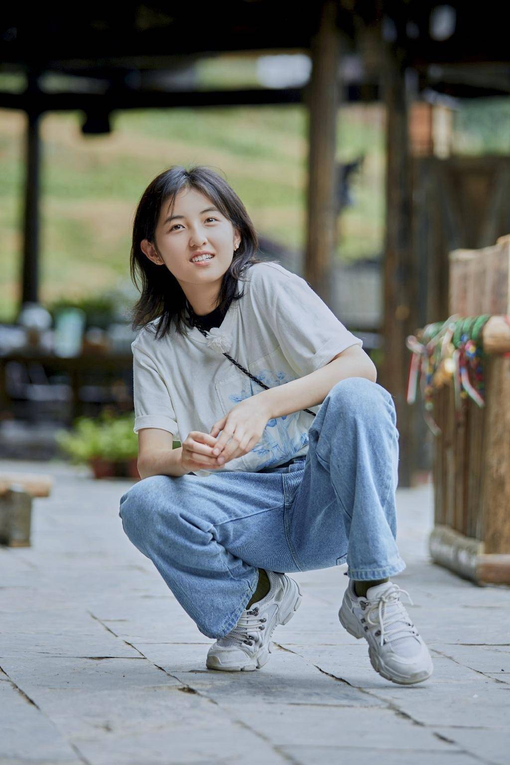 张子枫《向往的生活,穿夹克扎丸子头,低头备考的模样太安静了_节目