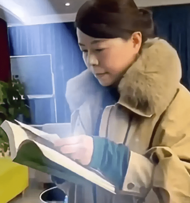 公开了寻觅20多年前的住院病案袋,这是许敏当年的病历资料,短短20年