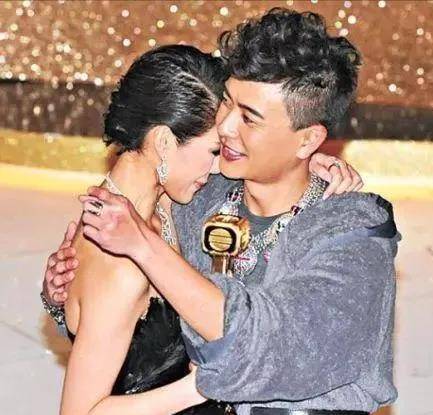 从2017年到2022年,黄宗泽经历了和"小三"陈嘉桓,正室张沙沙之间剪不断