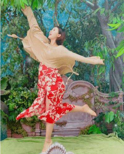 王雷再度当爸 李小萌光脚丫挺孕肚蹦跳不怕摔 锁骨太抢镜_平安_女儿