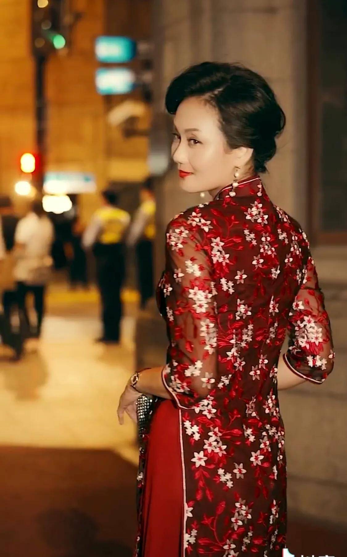 54岁的"富太"李颖,上海女人的精致,旗袍上身气质不减当年_时尚_民国