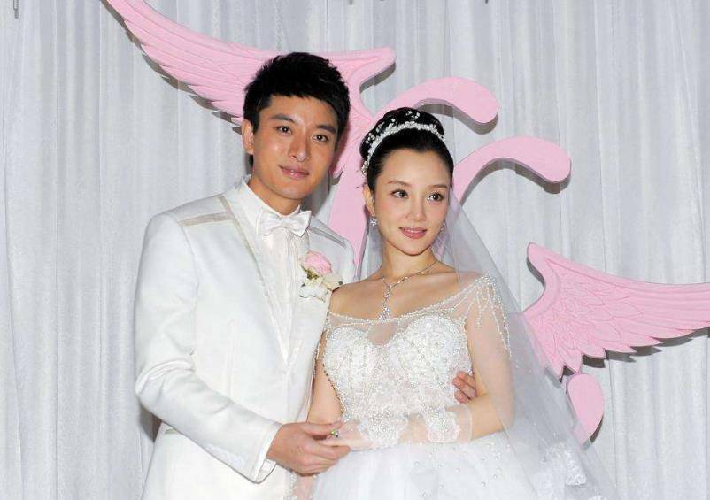 也许贾乃亮觉得孩子出生了,便可以收回妻子一些心,但事实并不是如此.