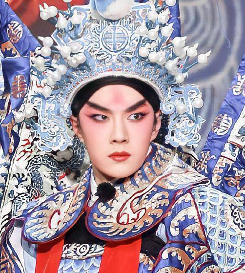 王一博首演京剧,浓妆太飒,谁注意鞋子款式?