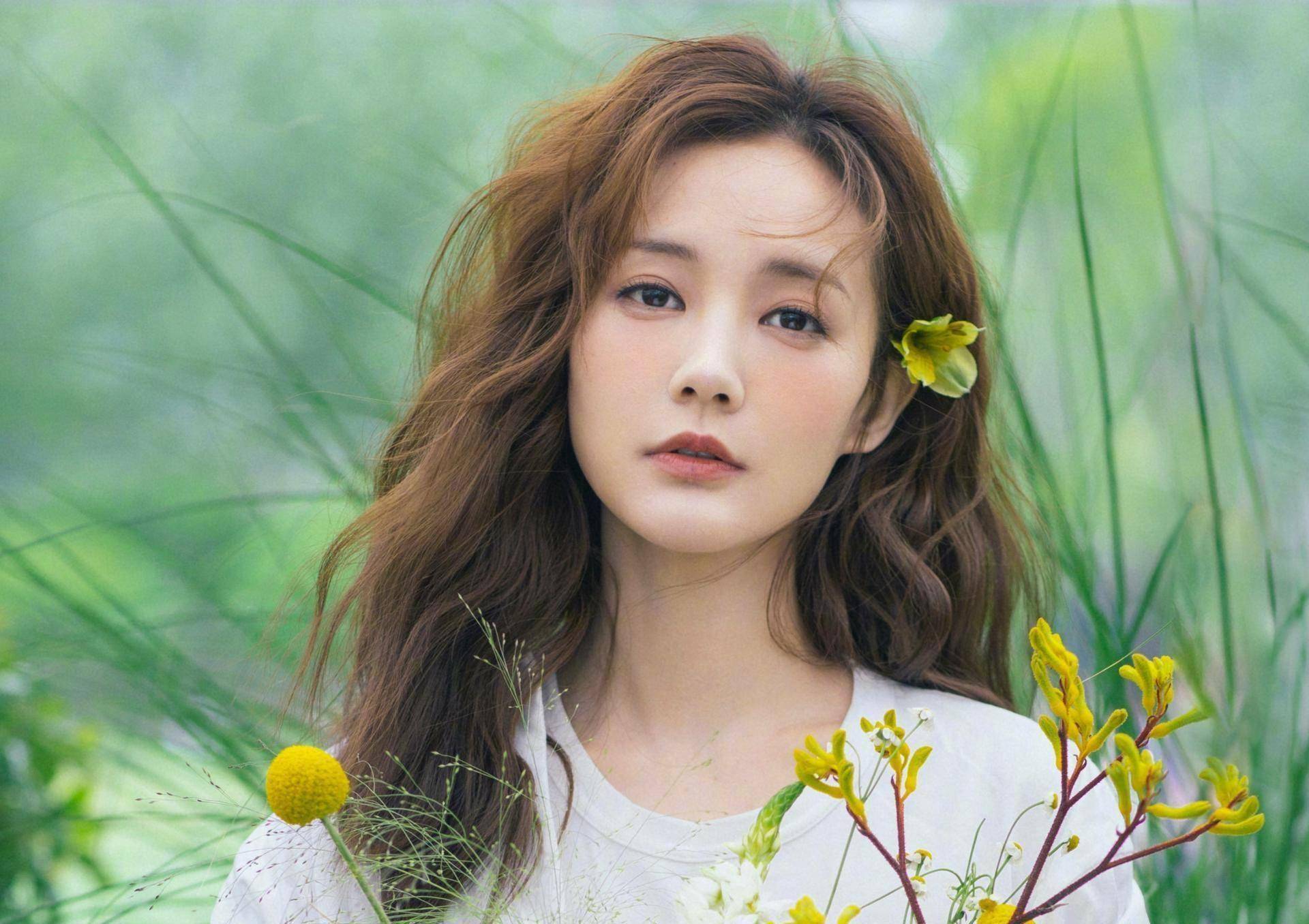 同为90后小花,被指"资源咖"的李一桐和赵露思,你更看好谁?