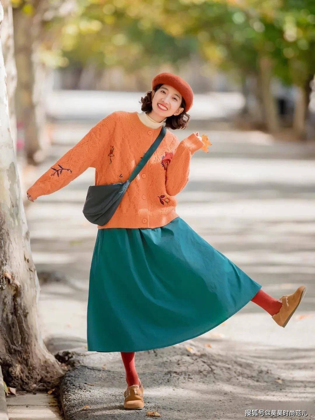 当然,还可以选择视觉冲击感极强的橙色大码针织毛衣,搭配青色的半身裙
