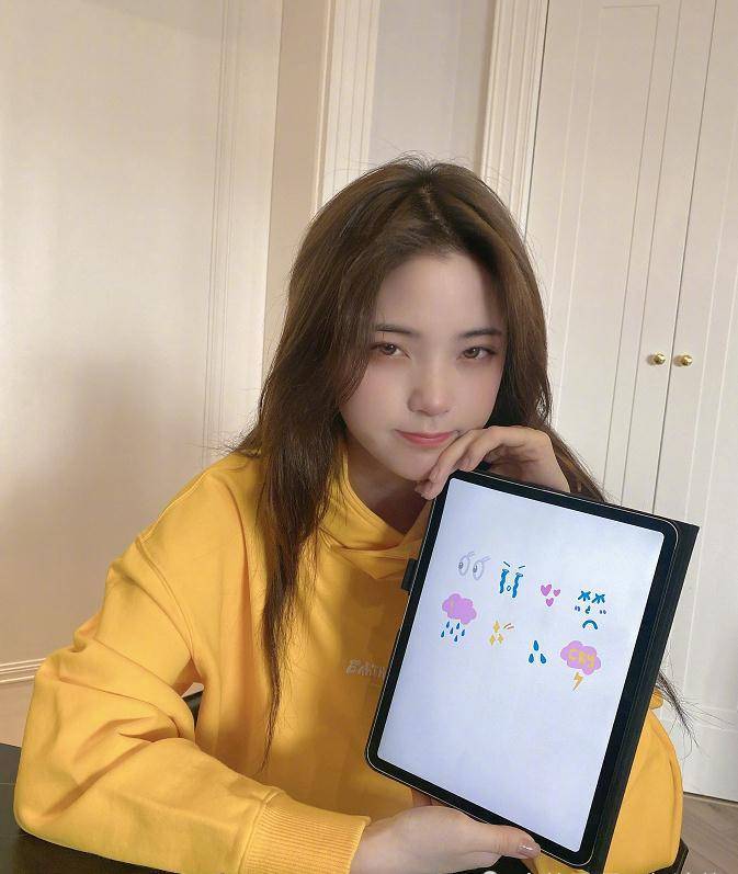 张子枫力挺欧阳娜娜新歌,晒羊毛卷cos菅田将晖,这风格我爱了_宣传