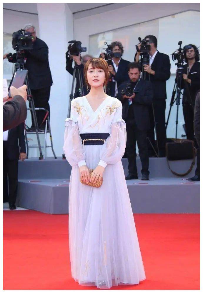 周星驰义女"周小狄"长大了,一袭汉服,穿出高级感了!_徐娇_元素_气质