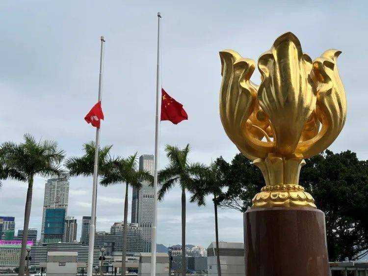 悼念江泽民逝世香港特区主要政府建筑降半旗_手机搜狐网