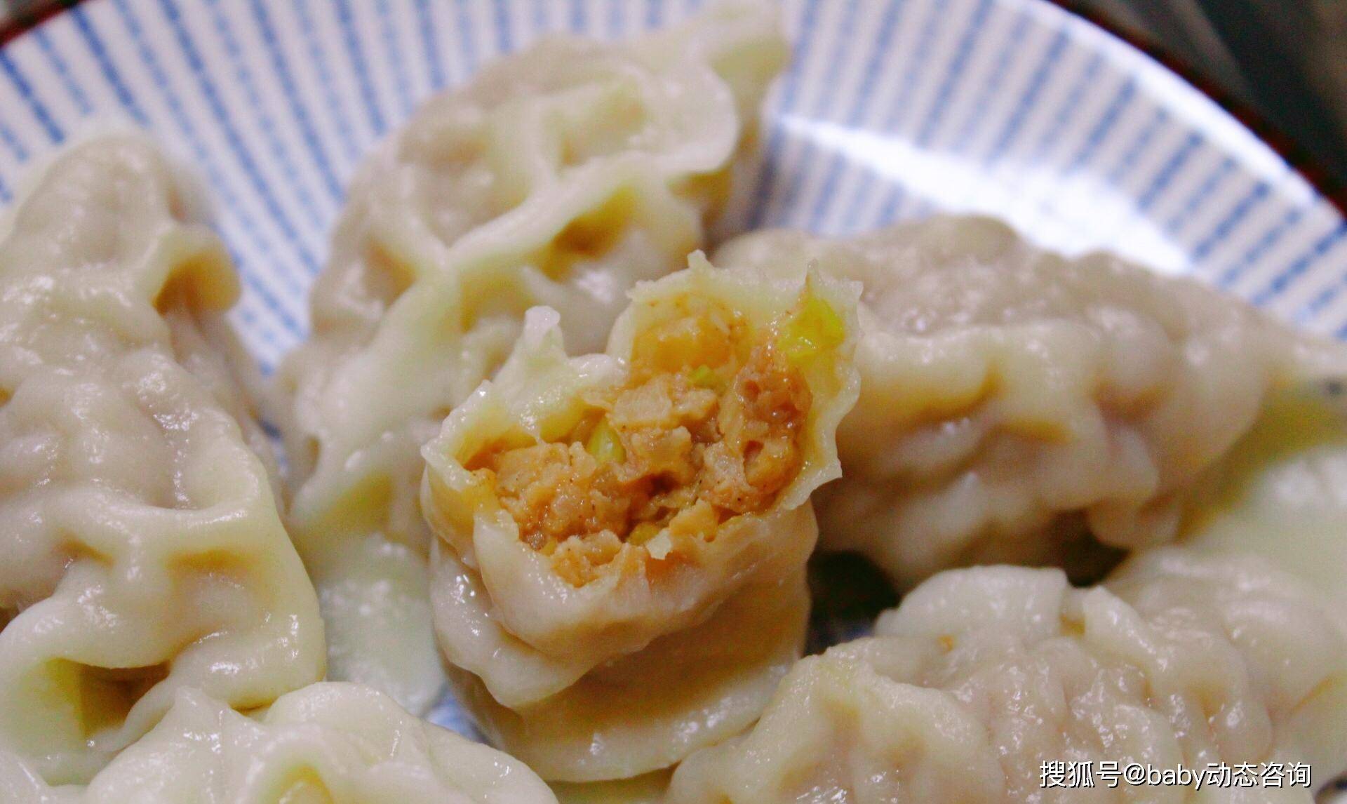 虽然这个饺子的馅儿做起来比较复杂,但大家一尝就赞不绝口,肉馅柔软不松散,_萝卜_葱花_什么