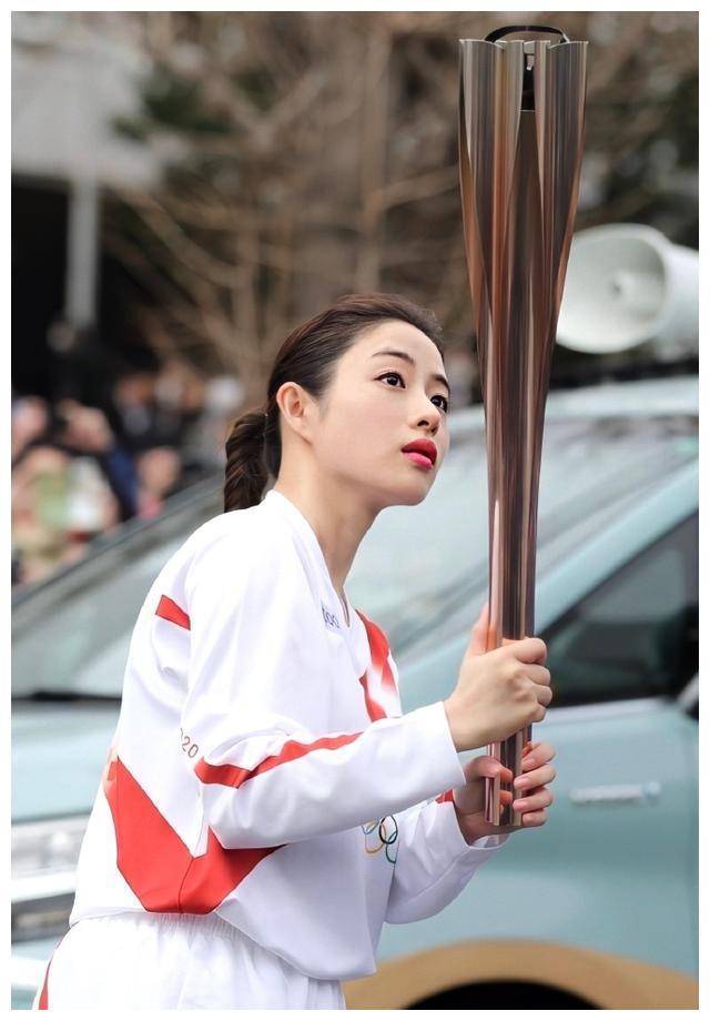 石原里美现身东奥彩排现场,跑步小心机,为什么她以时尚走红?