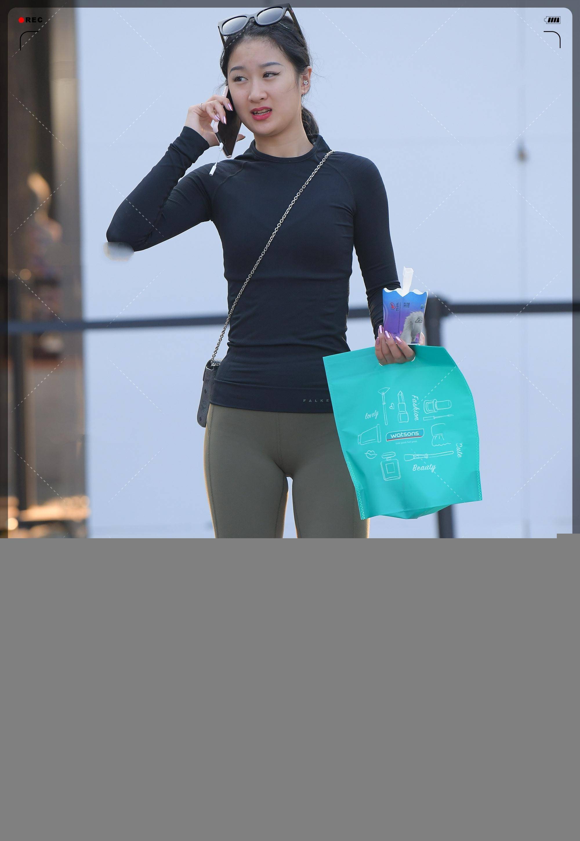 街拍美女:紧身衣搭配紧身裤,自信又高级,穿出新风格_时尚_裤子_上衣