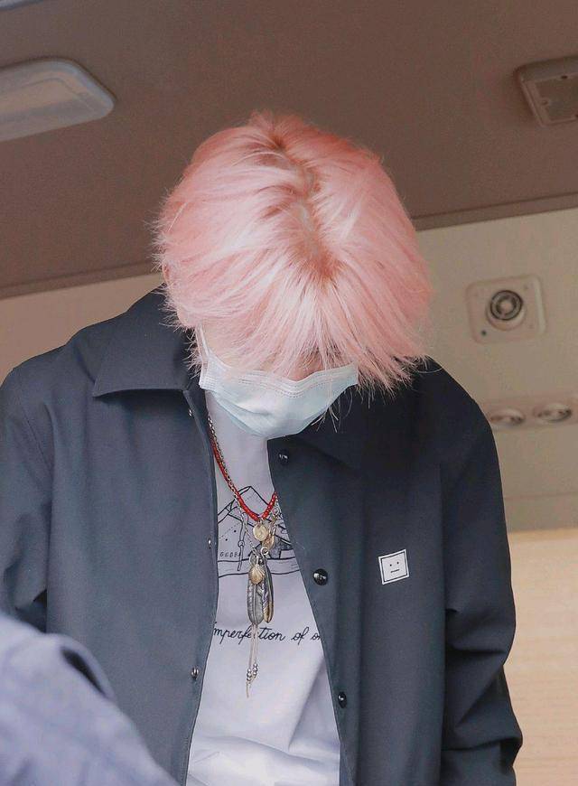 王源机场生图流出,换发色堪比换脸,素颜樱花粉发色太抢镜_头发_自由