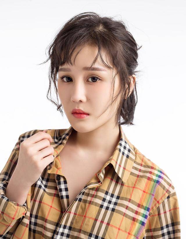 同爹不同命,赵本山俩女儿一个高调到天际,一个低调到尘埃_赵一涵_赵玉