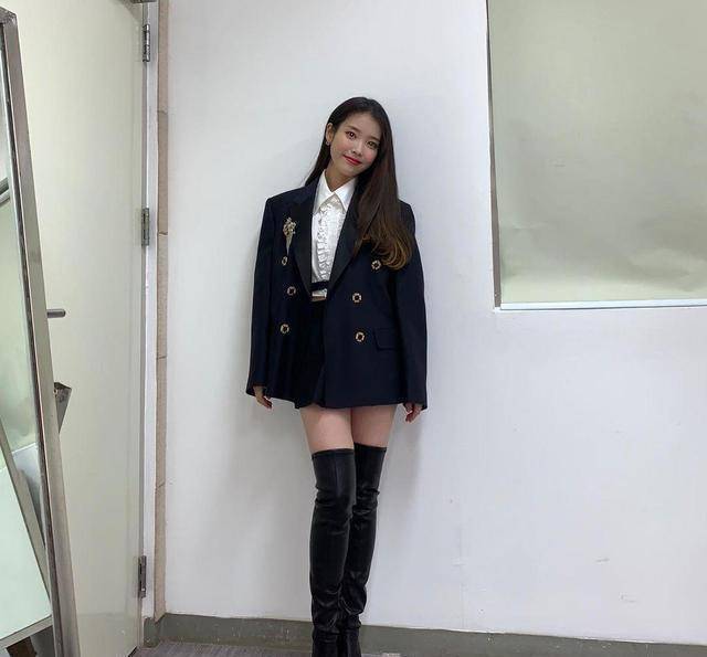 真的是超级令人着迷,脚上一双黑色过膝长靴,一头长发造型的iu,化着