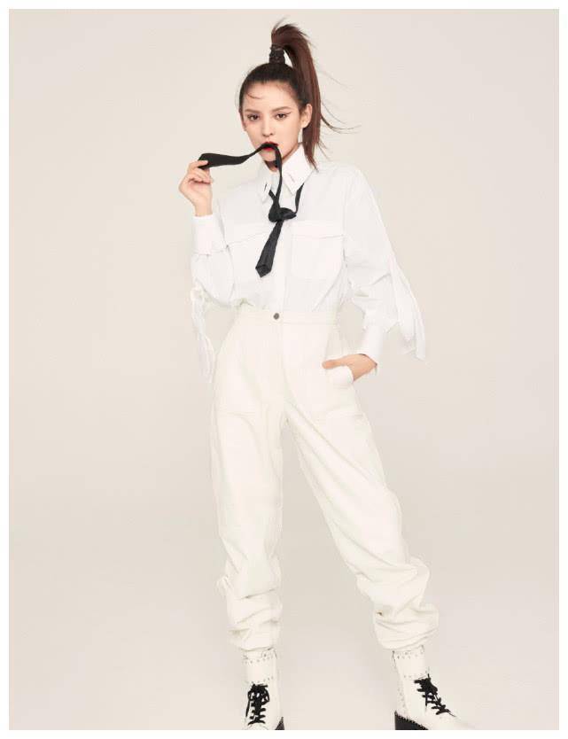 从张曦的时尚画报照片中可以看出,我们曦姐的好气质真的无形中体现