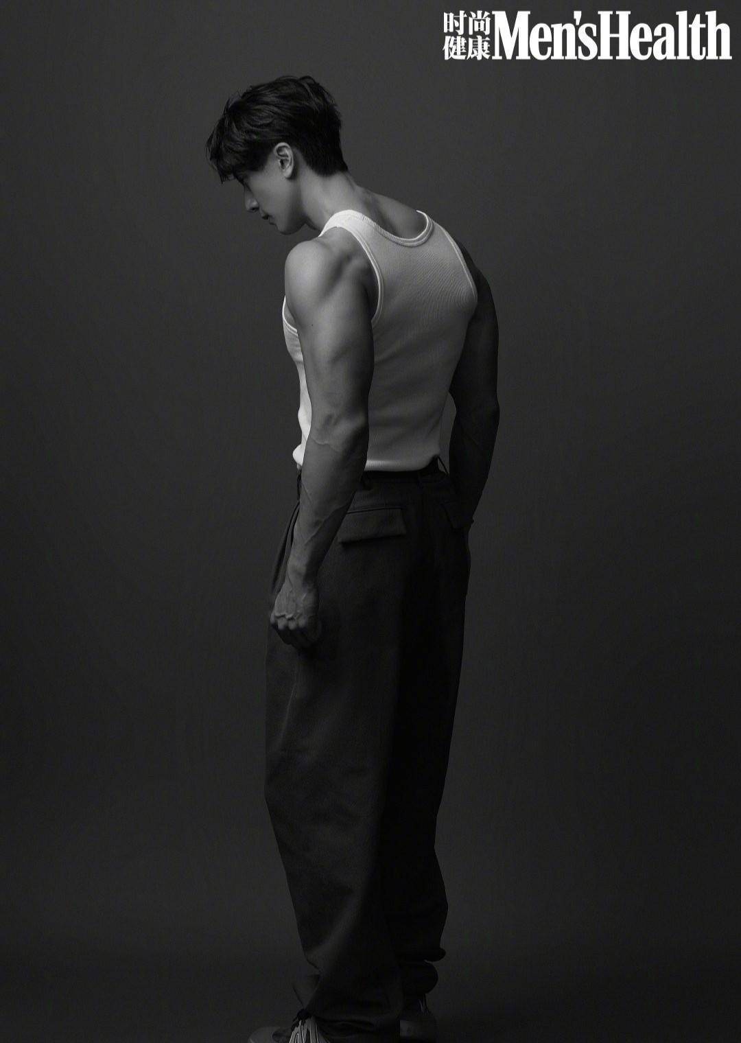 吴尊"凡尔赛",被秀到了,身材管理太绝_印象_腹肌_作品