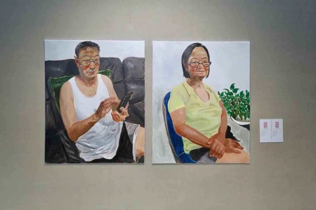 在展览现场霍春阳,周午生,吕铁元,霍岩与学生们在展览现场吕培桓,姜