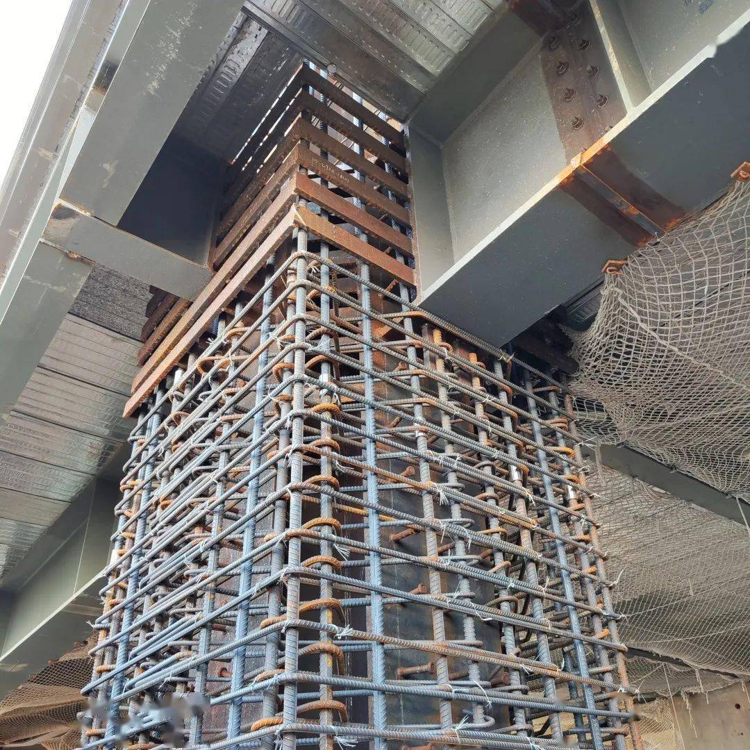 将常规箍筋穿钢梁腹板,形成的封闭箍,修改为工厂直接加工制作的钢板