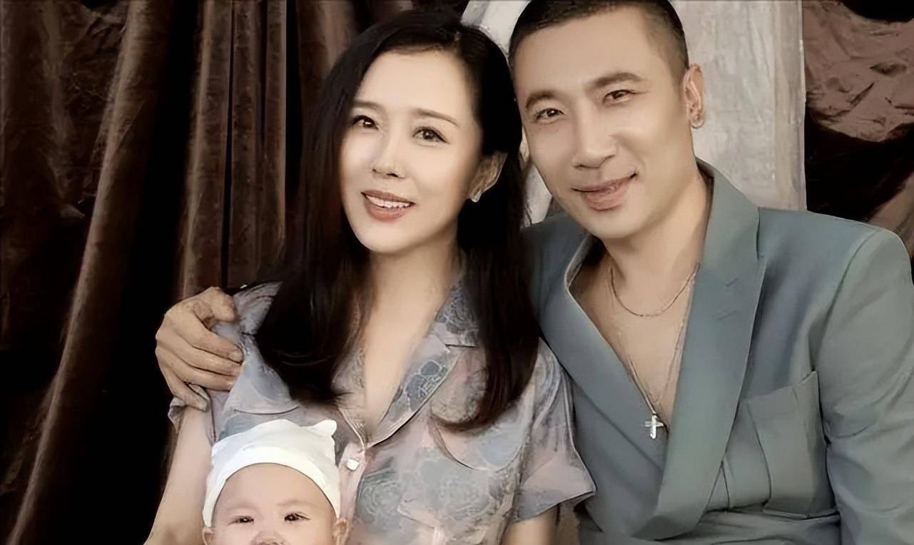 "最美嫦娥"颜丹晨:被前夫坑害欠巨额债务,遇小丈夫才重获幸福_孟浩强