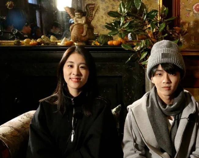 华晨宇一家3口合照曝光,女儿全名华迎晨,长相甜美酷似爸爸_张碧_网友