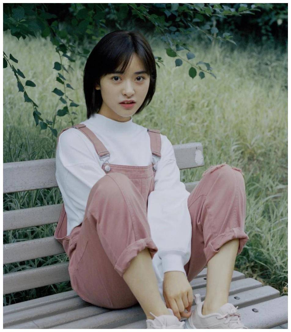 宋茜太前卫,穿"初恋裤"不老实放下一边肩带,是悄悄滑落了?