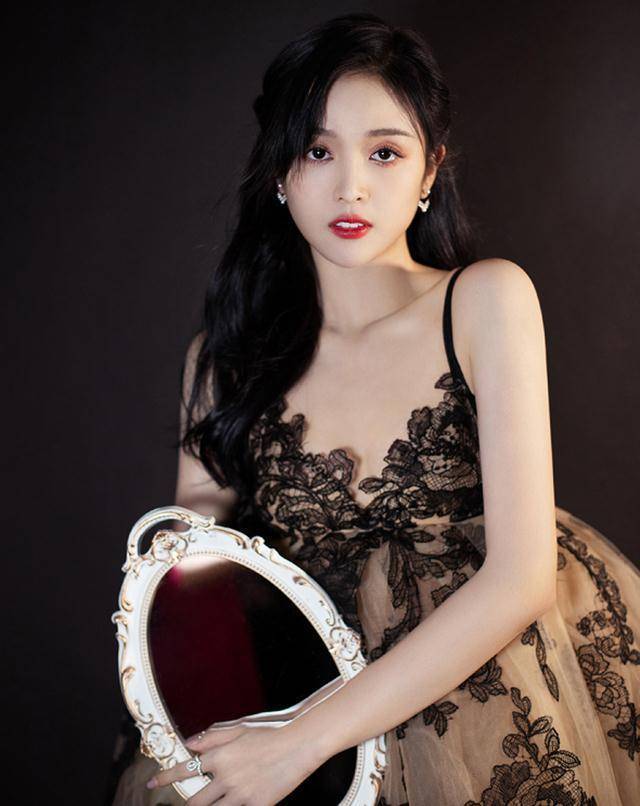吴宣仪美照来袭,纯色针织衫演绎少女气息,简单装扮穿出潮流魅力_活力