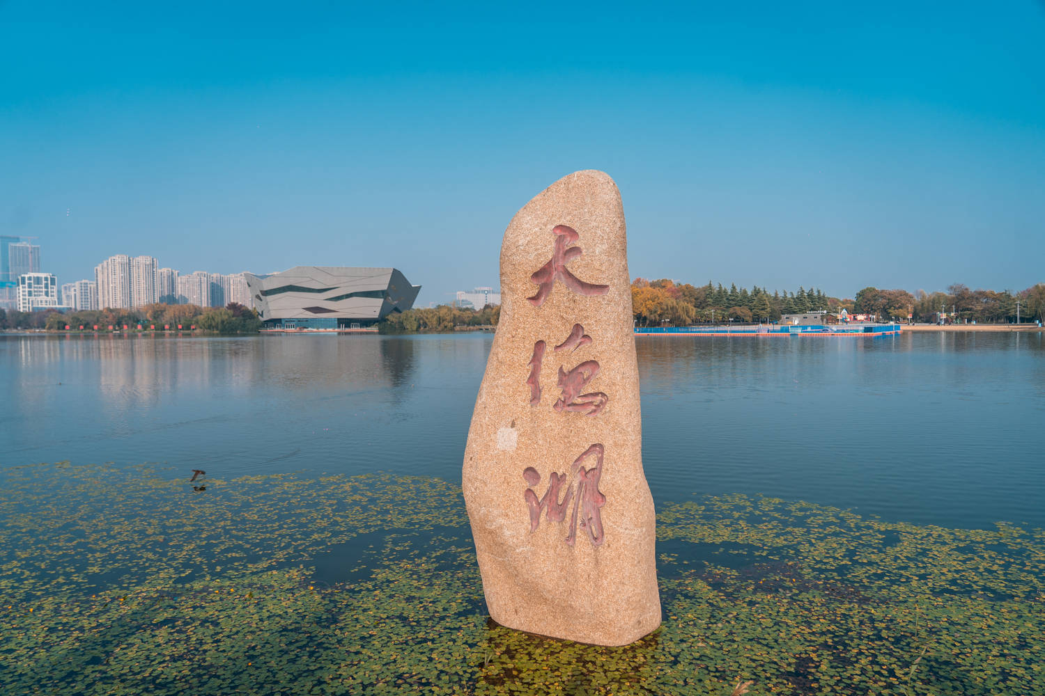 泰州歷史文化的城市綠色景觀軸線的南端,沿線有鳳城河風景區,人民公園