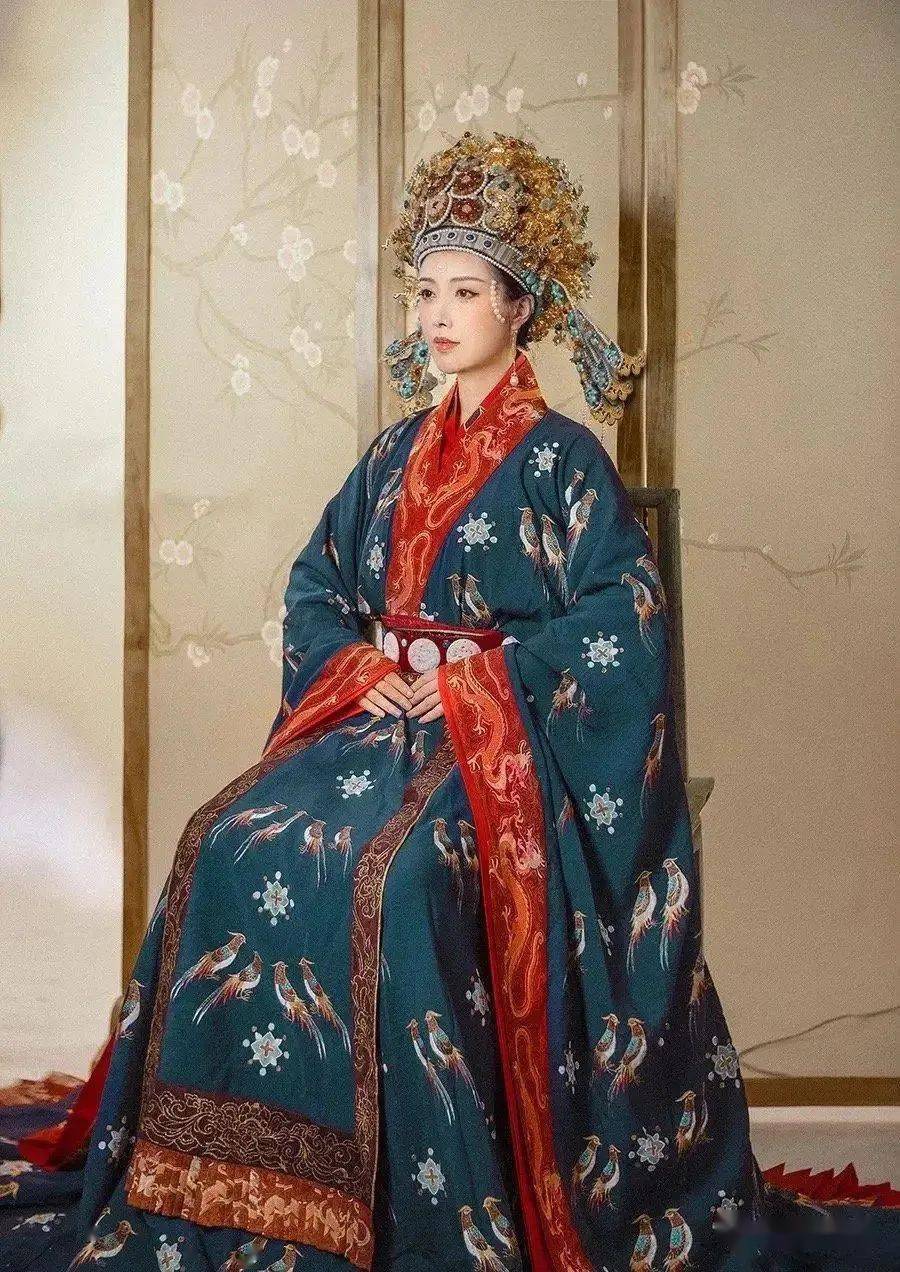 宋代皇后礼服其制为深青色的织成(一种织物的名称),五彩翟纹