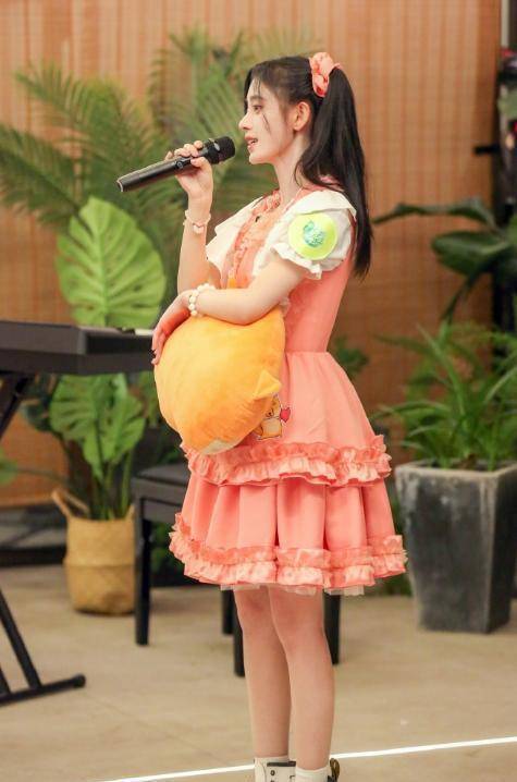 鞠婧祎这个高跟鞋得有20cm了吧!