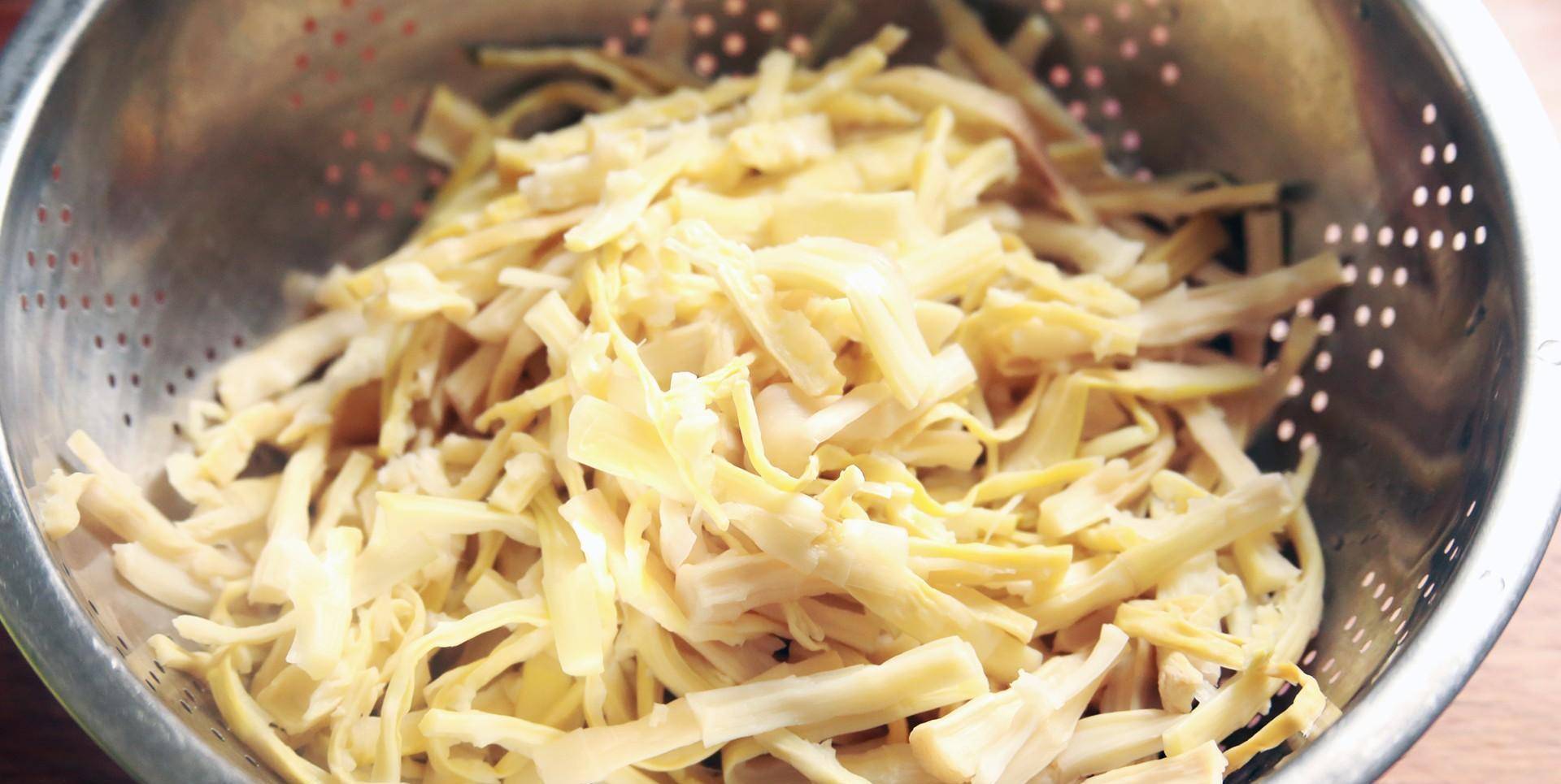 冬日里的美味家常菜,干锅笋丝放点腊肉,香辣咸鲜好下饭_笋干_洋葱