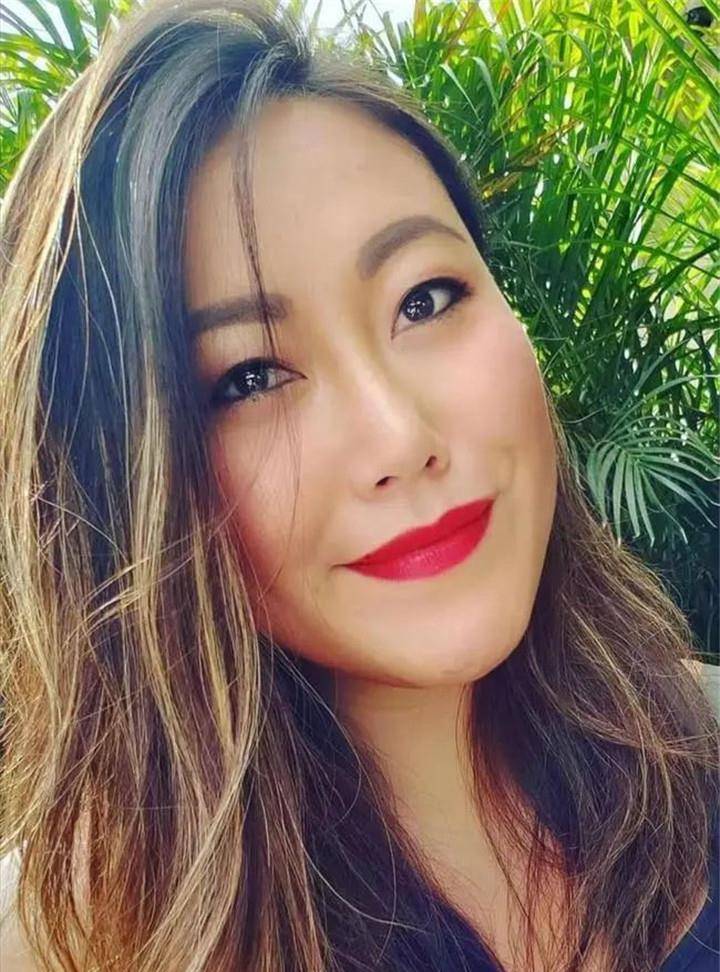 虽然没有关于罗力力亲生父亲的明确声明,但罗力力从