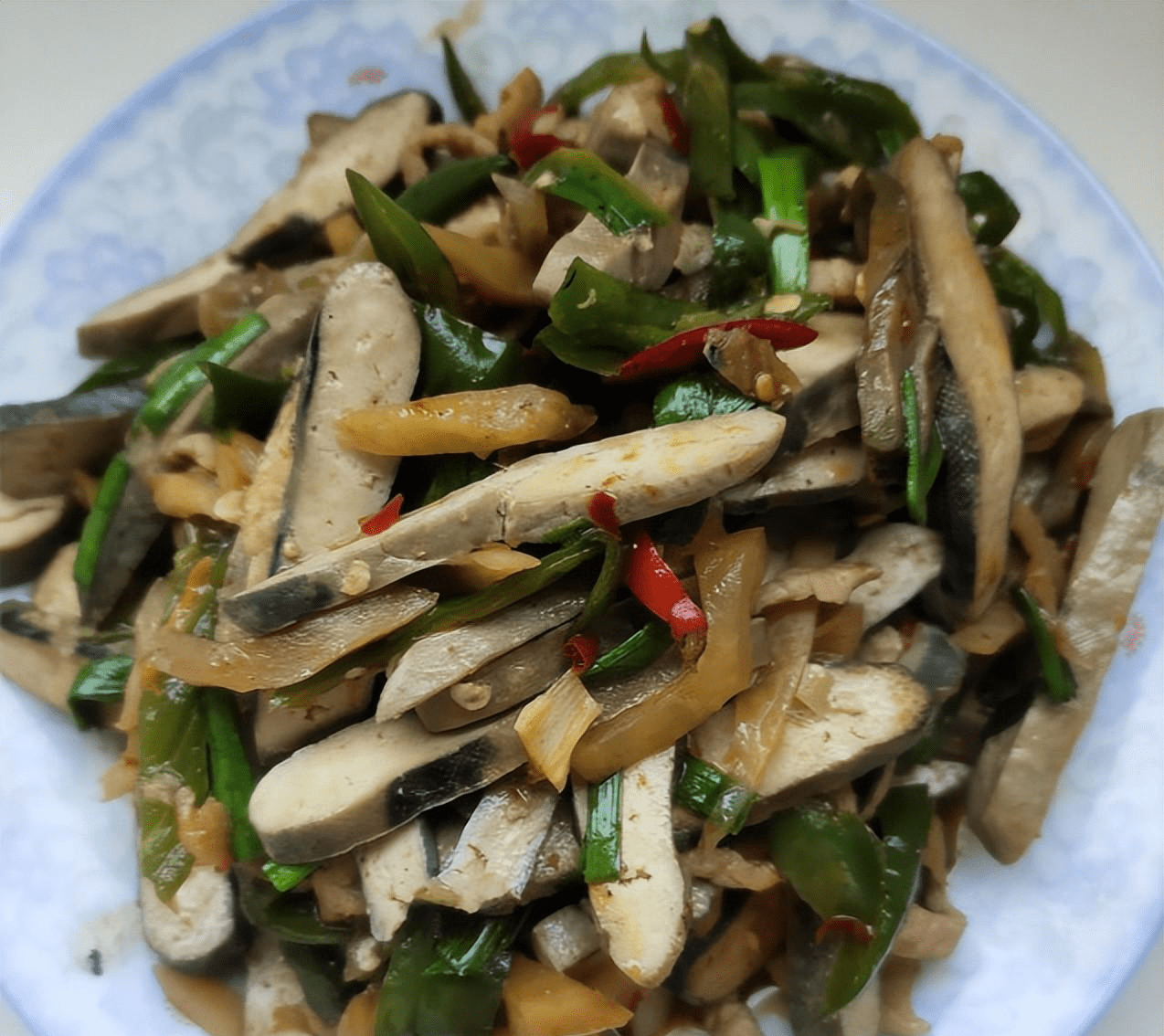 切成片后和火腿肠一起翻炒,还加了一点炒臭干子剩下的青椒,所以爽口之