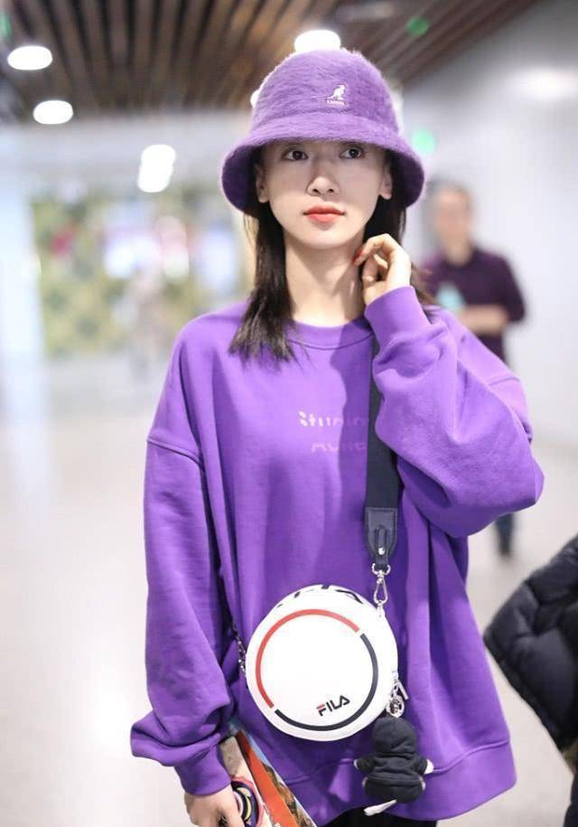 吴谨言清新走机场,紫色造型神秘又浪漫,大眼剔透太有神_卫衣_气质