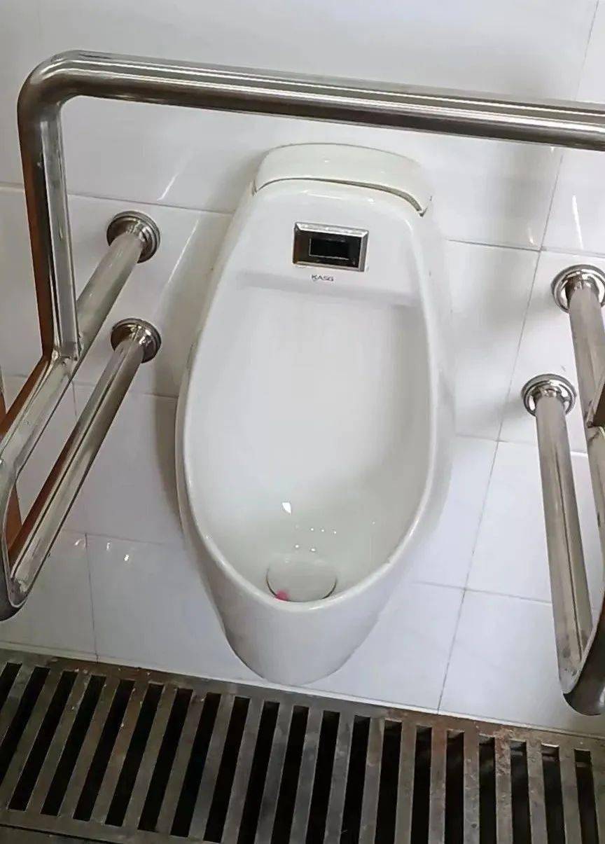 小便池加设抓杆▲坡道加装扶手此外,对因空间受限无法进行无障碍