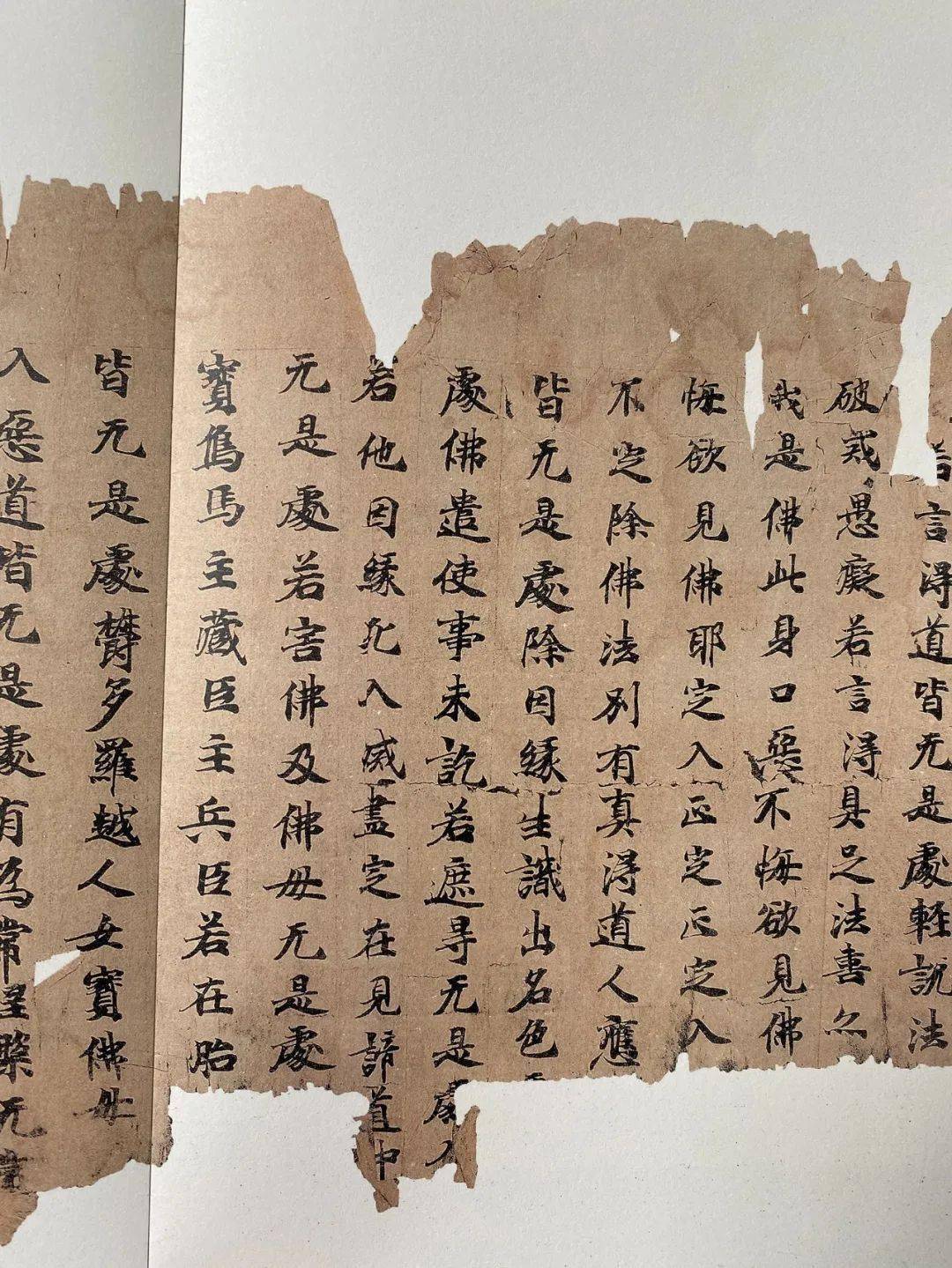 这部敦煌遗书书法选集,以中国国家图书馆收藏品为主,也收録了敦煌研究
